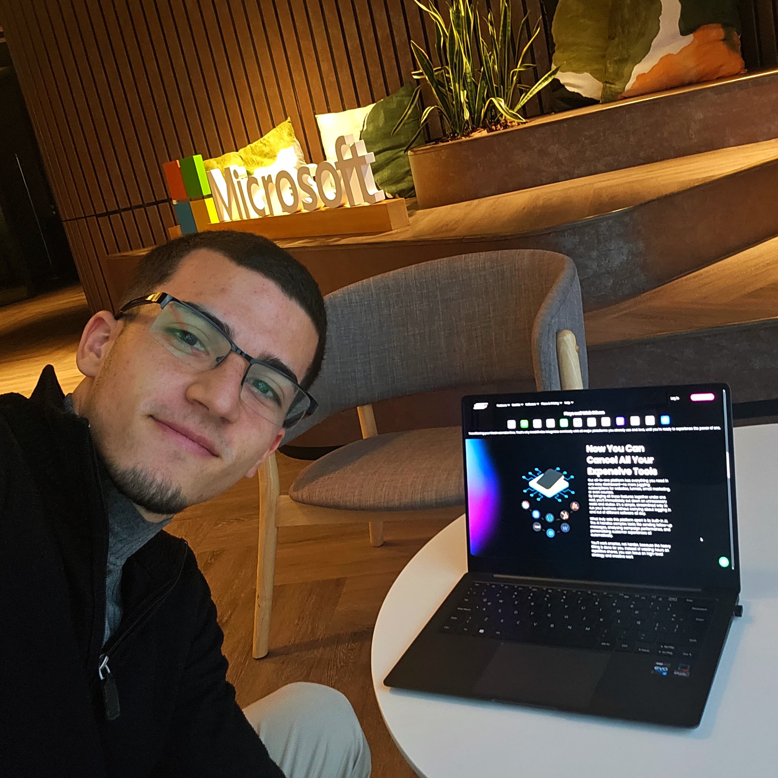 Joaquín Mejías mostrando Leadrill en las oficinas de Microsoft